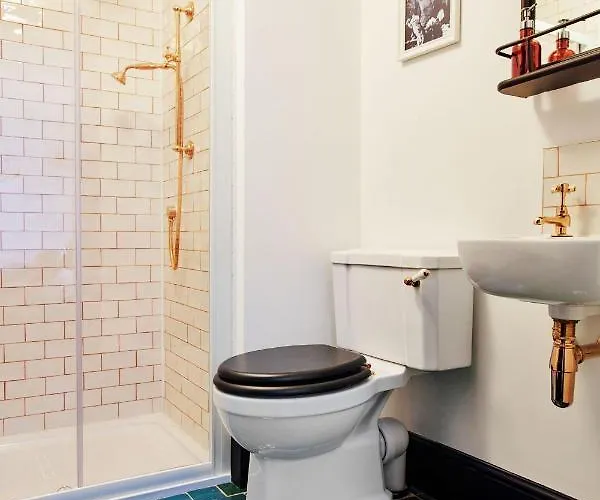 Jet Black Jewel 3* Whitby