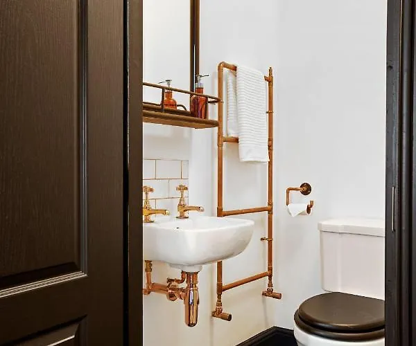 Jet Black Jewel 3* Whitby