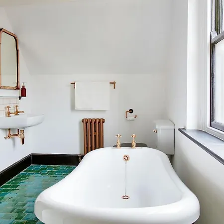 Pensión Jet Black Jewel