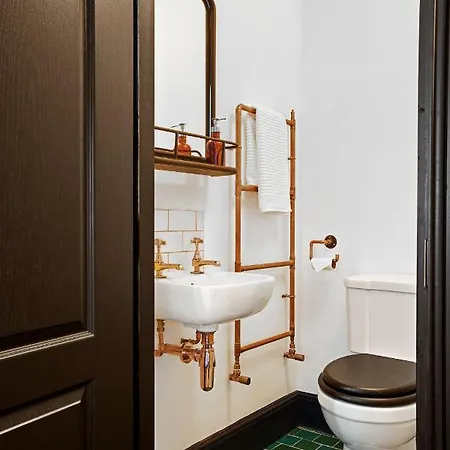 Jet Black Jewel 3* Whitby