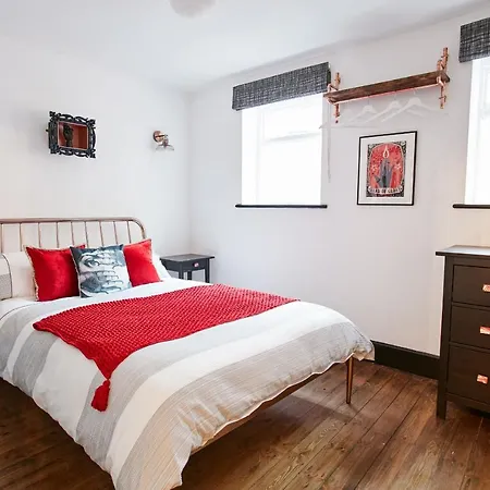 Jet Black Jewel 3* Whitby