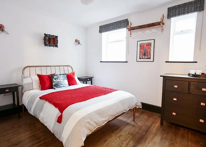 Jet Black Jewel 3* Whitby